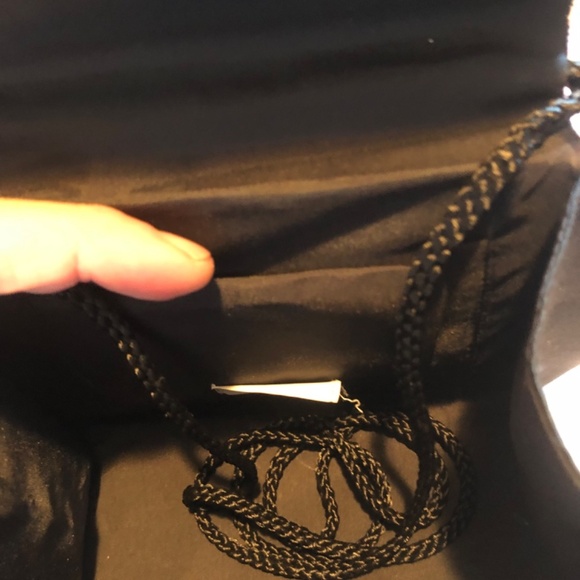 Heys international black little handbag with shoulder strap and snap closure - Picture 5 of 6